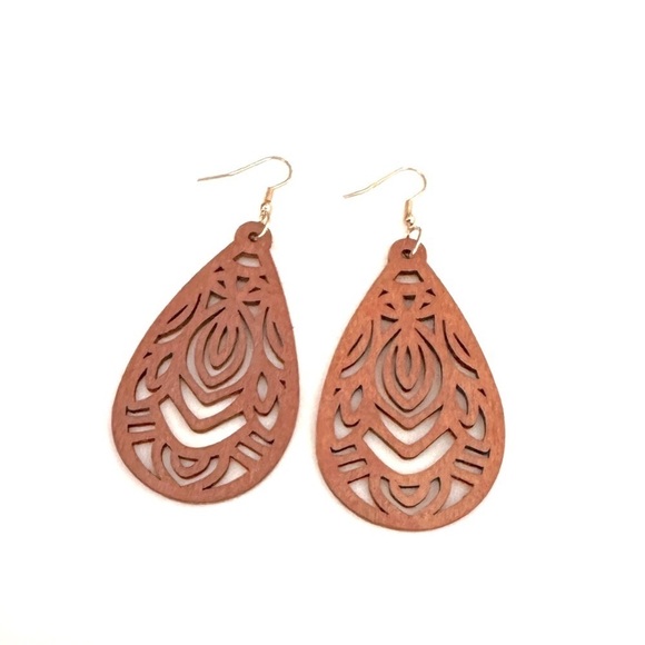 ⭐️ 5 for $25 Natural Wood Brown Painted Lightweight Earrings Gold Tone Hoops - Picture 1 of 7